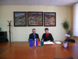 Podpis pogodbe za gradnjo povezovalne ceste pri OŠ v Semiču